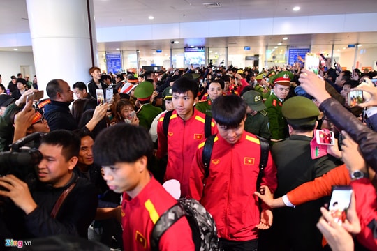 Hình ảnh đầu tiên tuyển Việt Nam trở về sẵn sàng cho trận chung kết lượt về