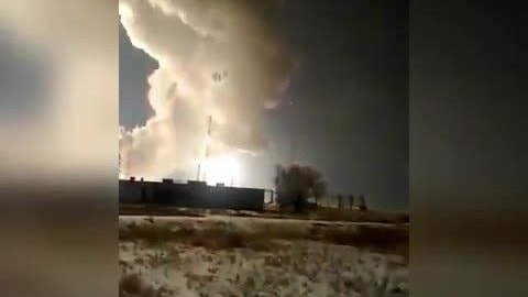 Tên lửa S-300 Nga phát nổ sau khi phóng, tạo mưa lửa trên mặt đất