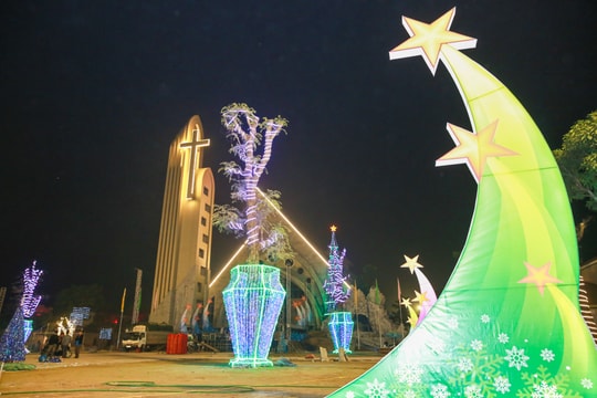 Không khí Noel tràn ngập thành Vinh