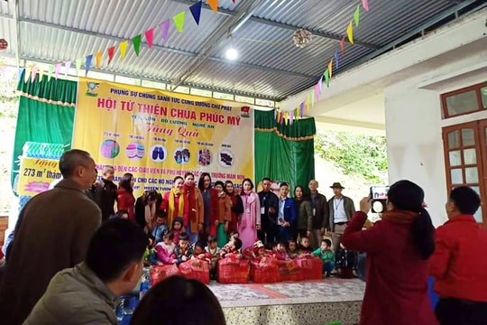 Chùa Phúc Mỹ trao 557 suất quà cho người dân và học sinh nghèo miền núi