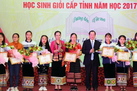 Tuyên dương 25 học sinh xuất sắc dân tộc thiểu số Nghệ An