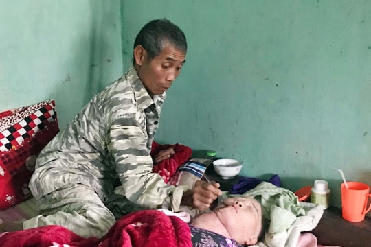 Xót xa cảnh chồng tàn tật nuôi vợ mắc ung thư, con bị viêm ruột thừa cấp