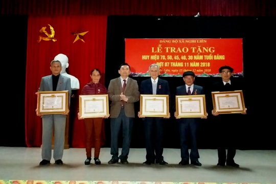 Thành phố Vinh trao Huy hiệu Đảng cho 23 đảng viên