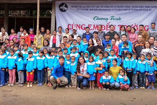 Trao tặng quần áo, chăn ấm cho học sinh Tương Dương