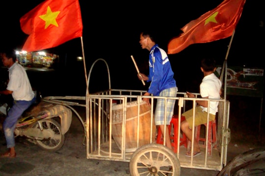 Đủ loại xe đi “bão” mừng chiến thắng của đội tuyển quốc gia