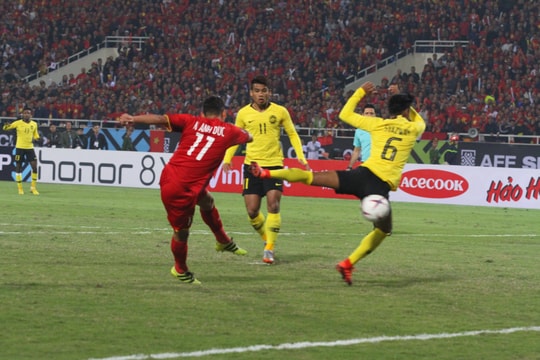 Xem lại màn bắt vô-lê tung lưới Malaysia của Anh Đức