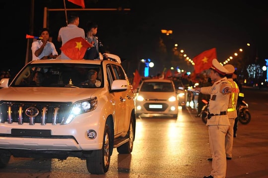 Cảnh sát trắng đêm đảm bảo an toàn cho dòng người “đi bão“