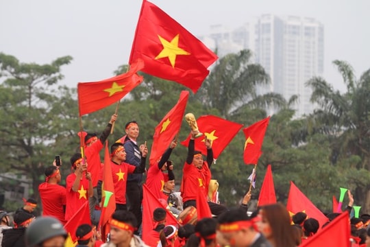 Người hâm mộ đổ về Mỹ Đình chờ trận Việt Nam nâng Cúp AFF 2018