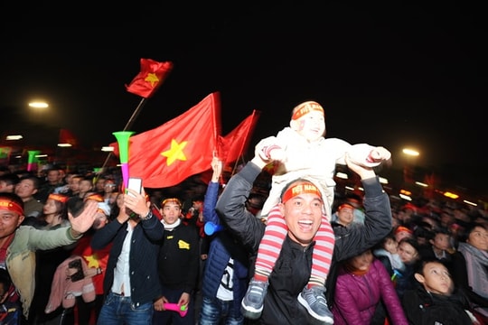 Hàng vạn cổ động viên Nghệ An đổ ra đường ăn mừng chiến thắng của tuyển Việt Nam