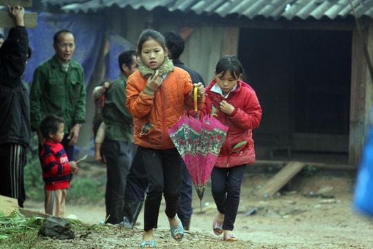 Sương phủ kín, người dân vùng cao Nghệ An chống chọi với giá rét