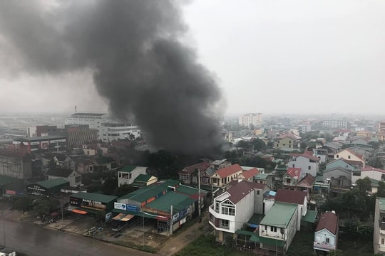 Cháy kho lốp trên đường Nguyễn Trãi (TP. Vinh)