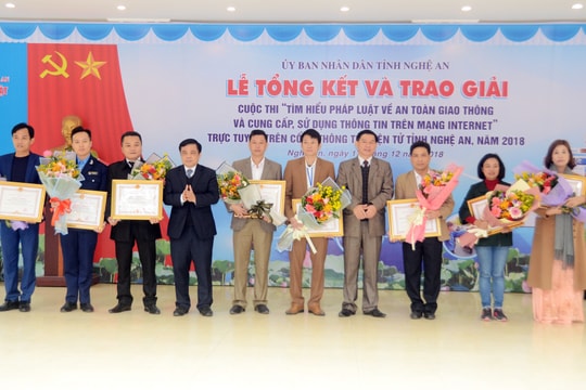 Trao giải Tìm hiểu pháp luật về ATGT và cung cấp, sử dụng thông tin trên mạng Internet