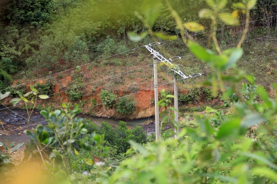 Xuất hiện vết nứt dài cả trăm mét trên núi, đe dọa an toàn người dân Tương Dương