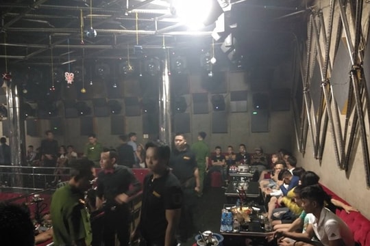 Gần 80 “dân bay” dương tính với ma túy trong bar 