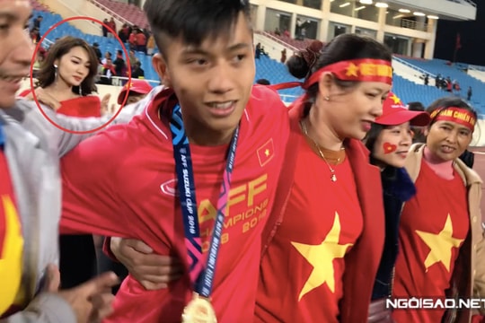 Hình ảnh mới đăng tải: Phan Văn Đức ôm bố mẹ, 'bạn gái tin đồn' lặng lẽ đi sau