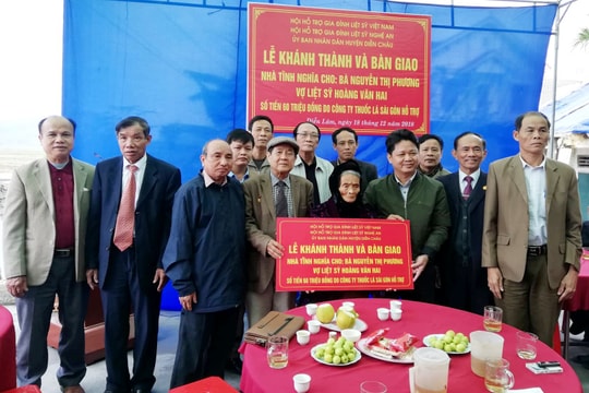 Bàn giao nhà tình nghĩa cho vợ liệt sỹ ở Diễn Châu
