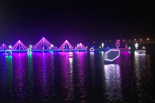 Nghệ An: Cuốn hút với 6.000 chong chóng kết lại đón Noel 