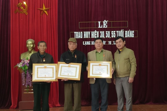 Trao tặng Huy hiệu Đảng cho đảng viên ở Con Cuông