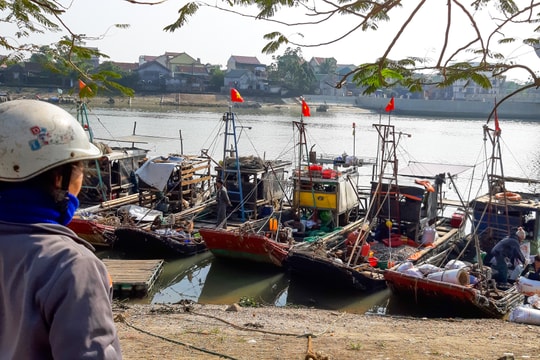 “Bè nứa” lắp máy công suất lớn hoạt động trái phép trên vùng biển Nghệ An