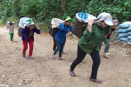 Người dân bản Thái ở Tương Dương góp 1.000 ngày công để làm đường