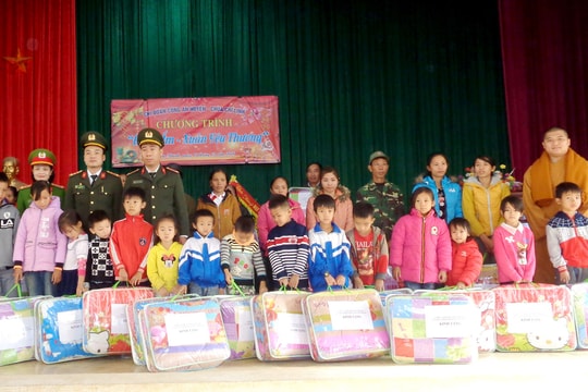 Hoạt động tặng quà, hỗ trợ học sinh nghèo, người nghèo