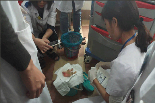 Hai cha con xe ôm vác dao chém đứt lìa nửa bàn tay chủ quán ăn