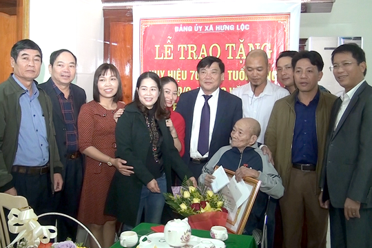 Trao Huy hiệu Đảng cho đảng viên ở thành phố Vinh