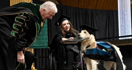 Chuyện lạ: Chú chó được Đại học Mỹ trao bằng danh dự
