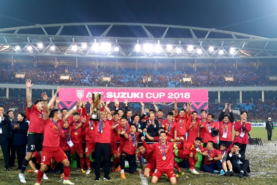 ĐT Việt Nam và ĐT Pháp nâng Cup Vàng nằm trong 7 sự kiện thể thao nổi bật năm 2018