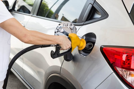 Xử lý thế nào khi có nước trong bình xăng ô tô?