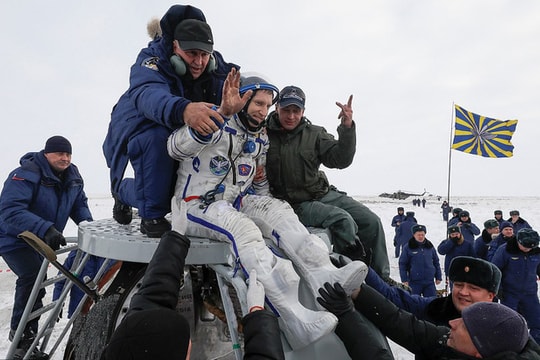 Ba phi hành gia trở về Trái đất an toàn trên con tàu thủng lỗ