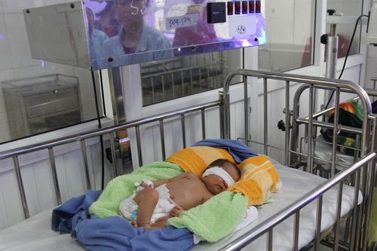 Tìm bố mẹ cho 2 cháu bé bỏ rơi ở Nghệ An