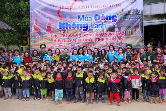 Các tổ  chức, đoàn thể trao quà cho học sinh và người dân ở Quế Phong