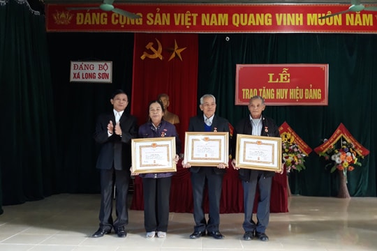 Các địa phương tổ chức trao tặng Huy hiệu Đảng 