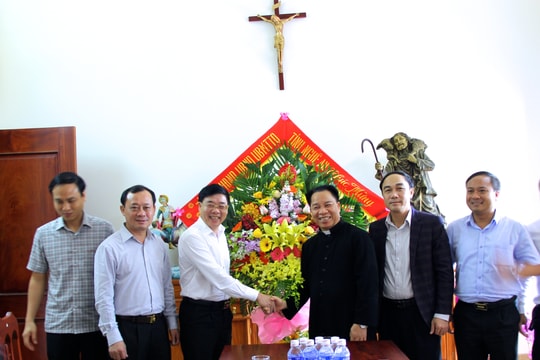 Phó Bí thư Tỉnh ủy Nguyễn Văn Thông chúc mừng Giáng sinh tại Giáo xứ Bảo Nham 