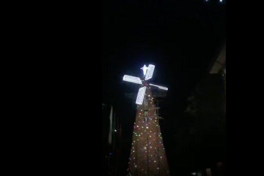 Độc đáo cối xay gió khổng lồ, “cung điện nồi đất” chào đón Giáng sinh ở Nghệ An