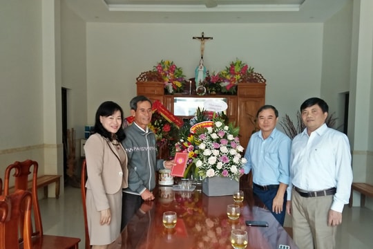 Lãnh đạo Ban Dân vận Tỉnh ủy chúc mừng Giáng sinh Giáo hạt Quy Hậu