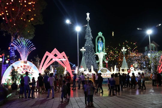 Rực rỡ sắc màu Giáng sinh ở giáo xứ Nghi Lộc