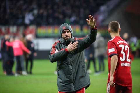 Ribery đi vào lịch sử Bundesliga; Real và Barca tranh nhau Jadon Sancho