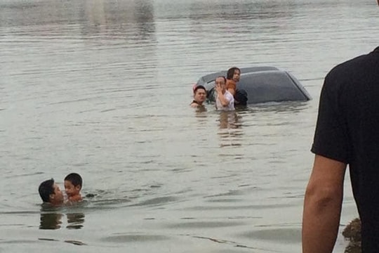 Tập lái, người phụ nữ đâm vào 2 bé trai và "bay" xe xuống hồ chìm nghỉm