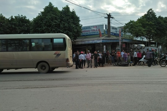 Người đàn ông bị thương nặng khi xe khách đâm từ phía sau