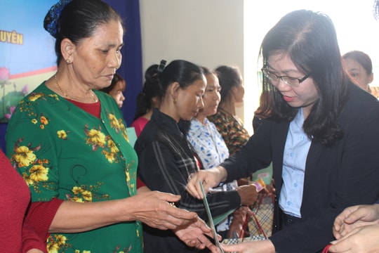 BHXH Nghệ An tặng sổ BHXH tự nguyện cho bà con giáo dân