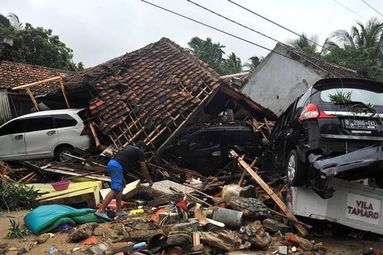 Số thương vong trong vụ sóng thần Indonesia tăng lên hơn 1.000 người
