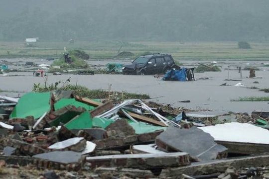 Cảnh đổ nát dọc bờ biển sau sóng thần Indonesia