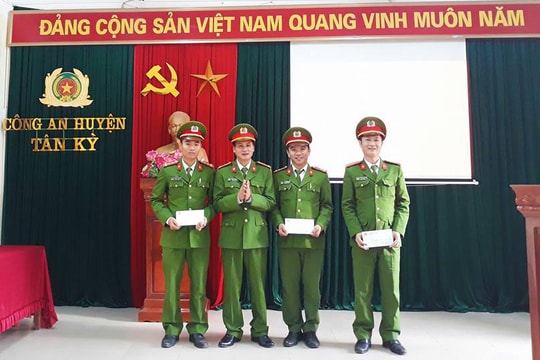 Trao thưởng 3 đội công tác có thành tích xuất sắc trong đấu tranh phòng chống tội phạm