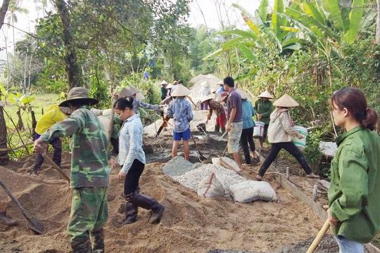 Hàng nghìn người dân san rừng làm đường nội bản