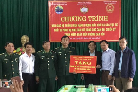 Tặng hệ thống điện mặt trời cho Trạm Kiểm soát Biên phòng Cao Vều