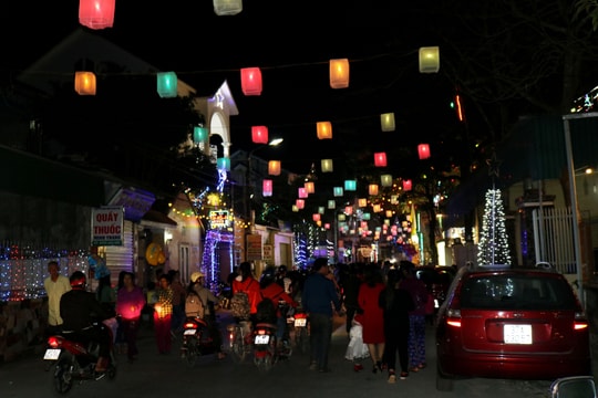 Hàng vạn người đổ về các giáo đường đêm Giáng sinh