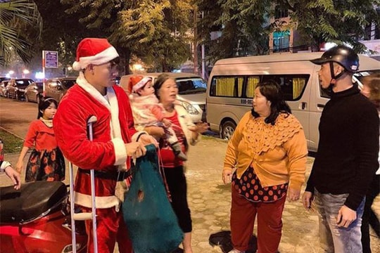 Xuân Mạnh chống nạng tặng quà Noel cho người vô gia cư