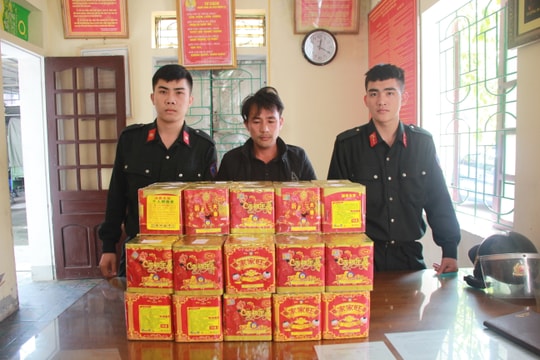 Mua hơn 60 kg pháo, thuê taxi chở về nhà